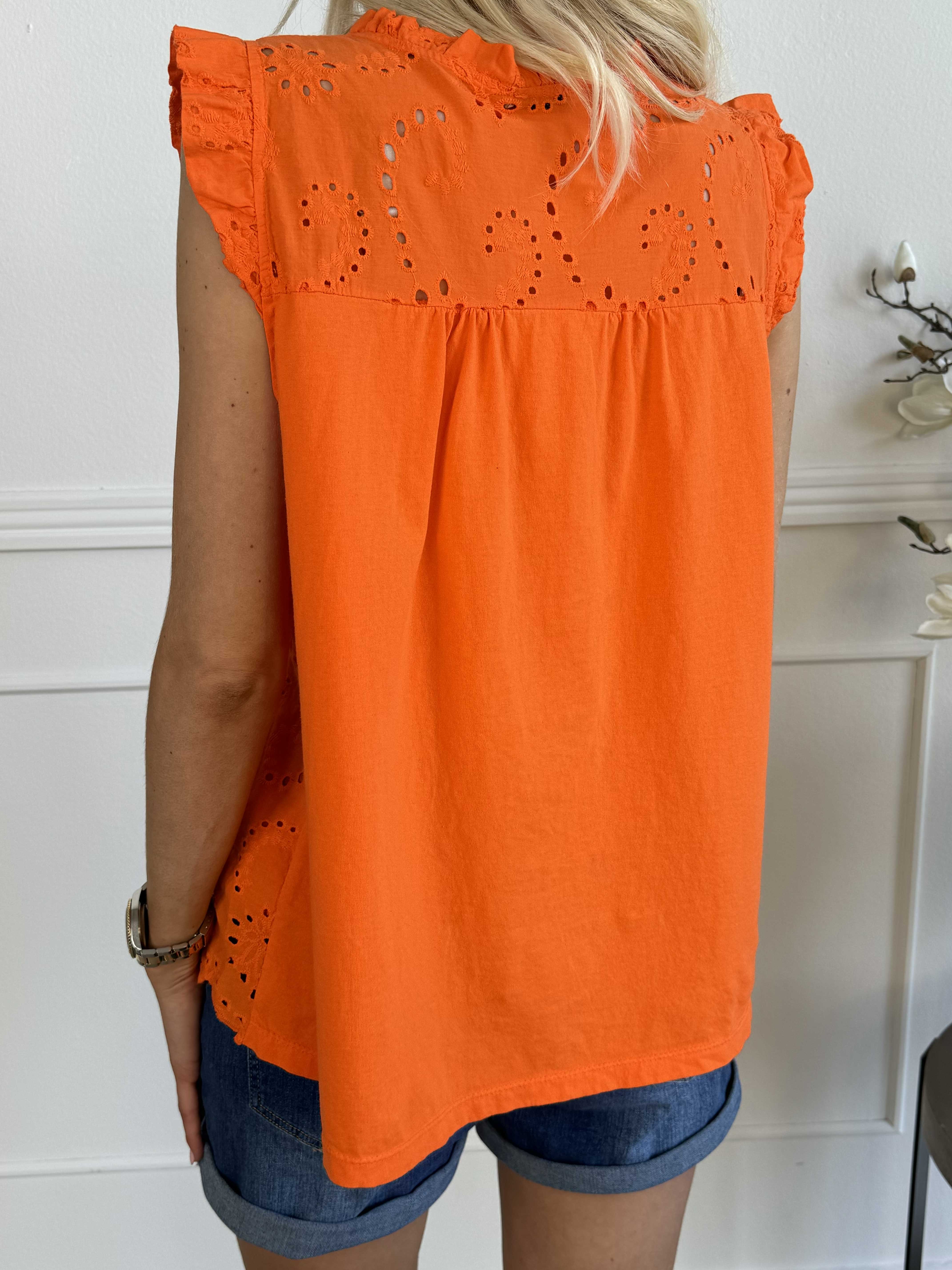 Veria - Feminin tunika med flæser og broderie anglaise